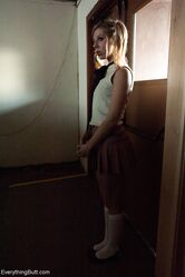 Хотел бы себе такую же покорную подружку?