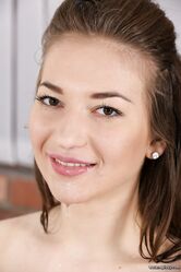 Худышка Рокси купила новый вибратор и помпу