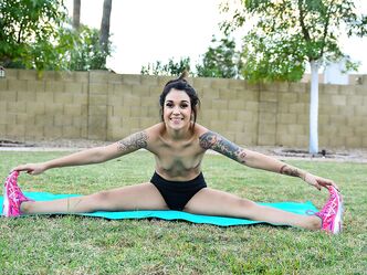 Можешь рассматривать меня, пока я добрая!