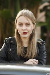 Пизду не покажу. Меня еще не настолько порно мир опошлил!