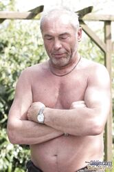 На меня даже у старика хуй встанет