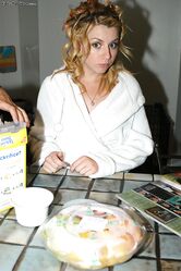 Она считает, что ее груди самые красивые. А ты как думаешь?