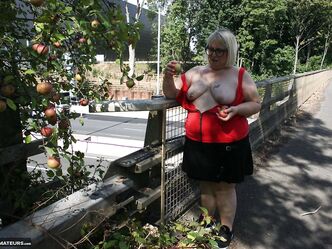 Если бы у тебя год не было бабы, вдул бы ей?