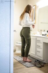 Подглядывать между прочим неприлично