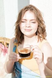 Такая молодая, а уже в жопу ебется